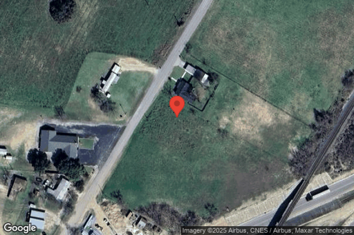 Truck parking 914 N Teel Dr, Devine, TX - 1